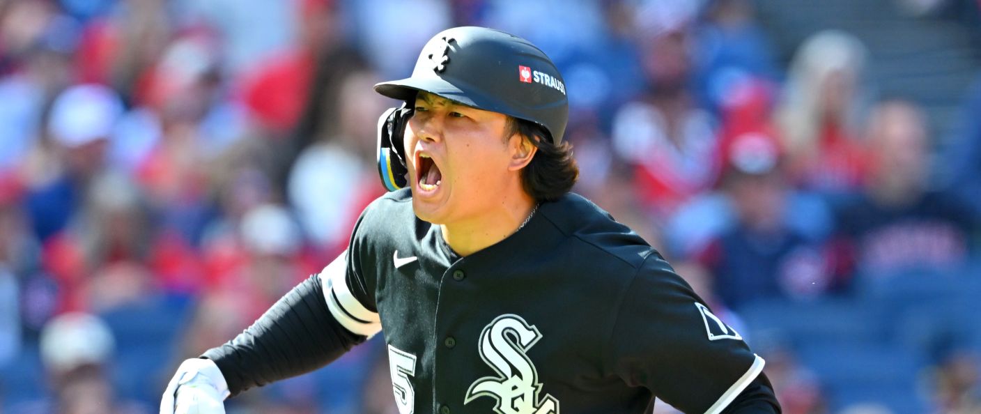 Munetaka Murakami, casque sur la tête, crie de joie en courant, sous le maillot noir des White Sox, lors du match 1 de la Division Series au Progressive Field de Cleveland, le 3 octobre 2026.