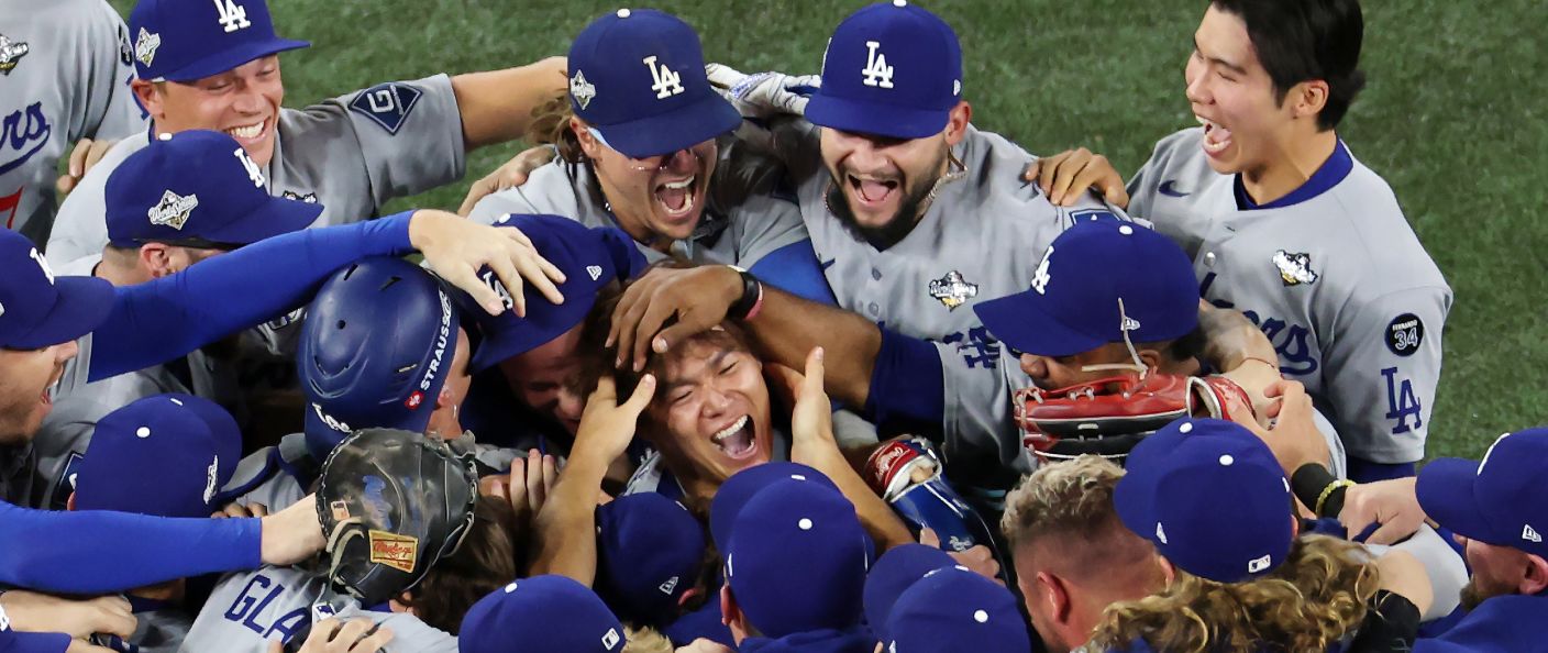 Les joueurs des Dodgers de Los Angeles s'empilent pour célébrer leur titre après le 7ᵉ match de la World Series 2025, au Rogers Centre de Toronto.