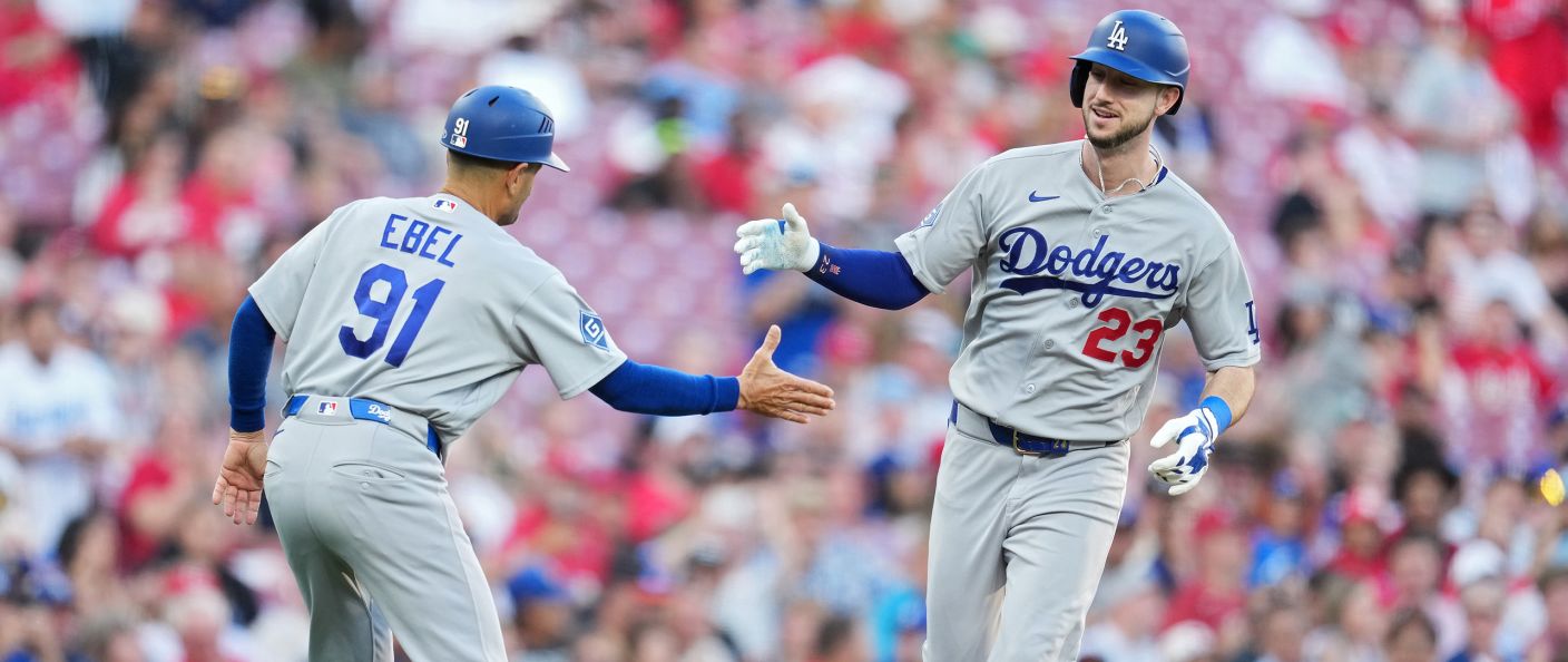 Action du match entre les Dodgers et les Reds, au Great American Ball Park.