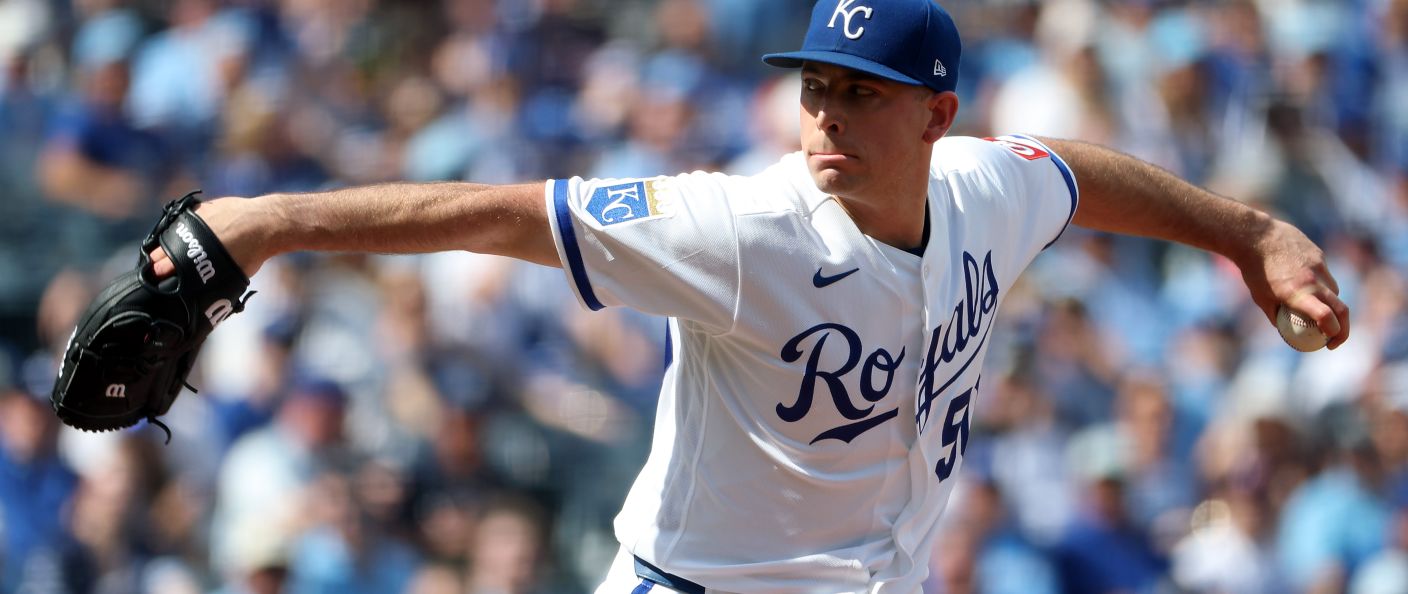 Action de jeu lors d'un match MLB au Kauffman Stadium de Kansas City.