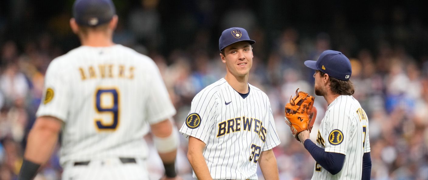 Jake Bauers, Brice Turang et un coéquipier des Brewers échangent un sourire sur le terrain de l'American Family Field, à Milwaukee.