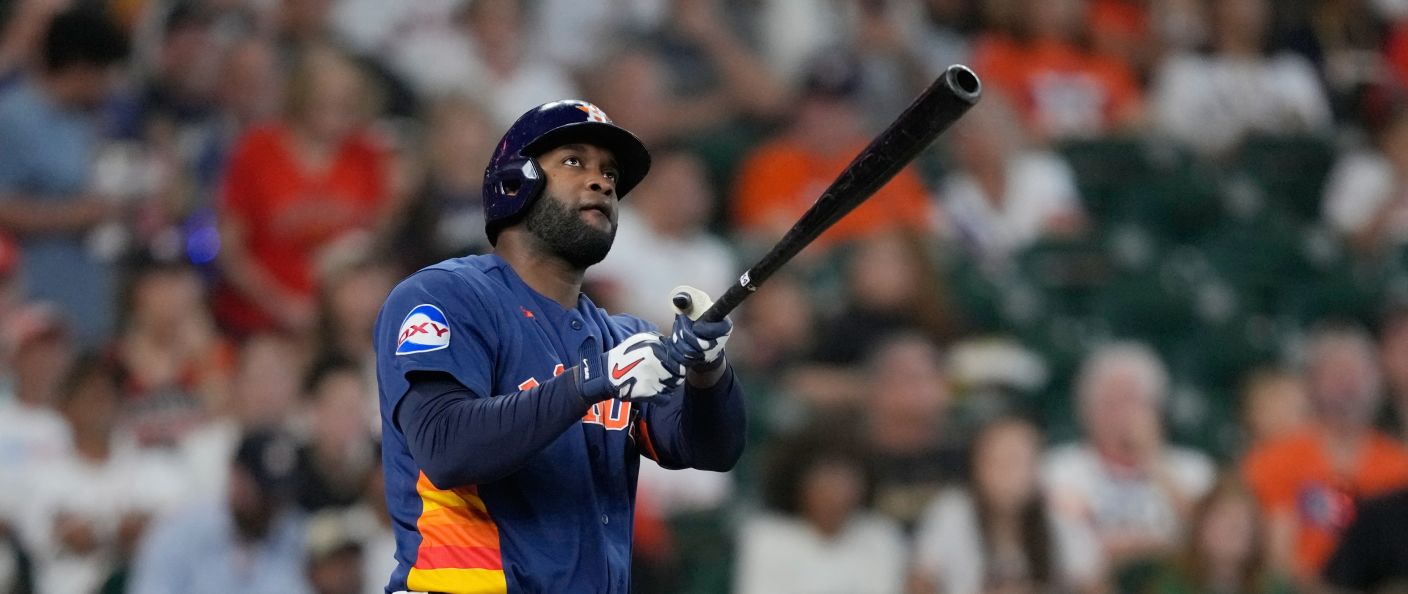 Yordan Alvarez, frappeur désigné des Astros, suit des yeux son 38ᵉ home run de la saison au Daikin Park de Houston.