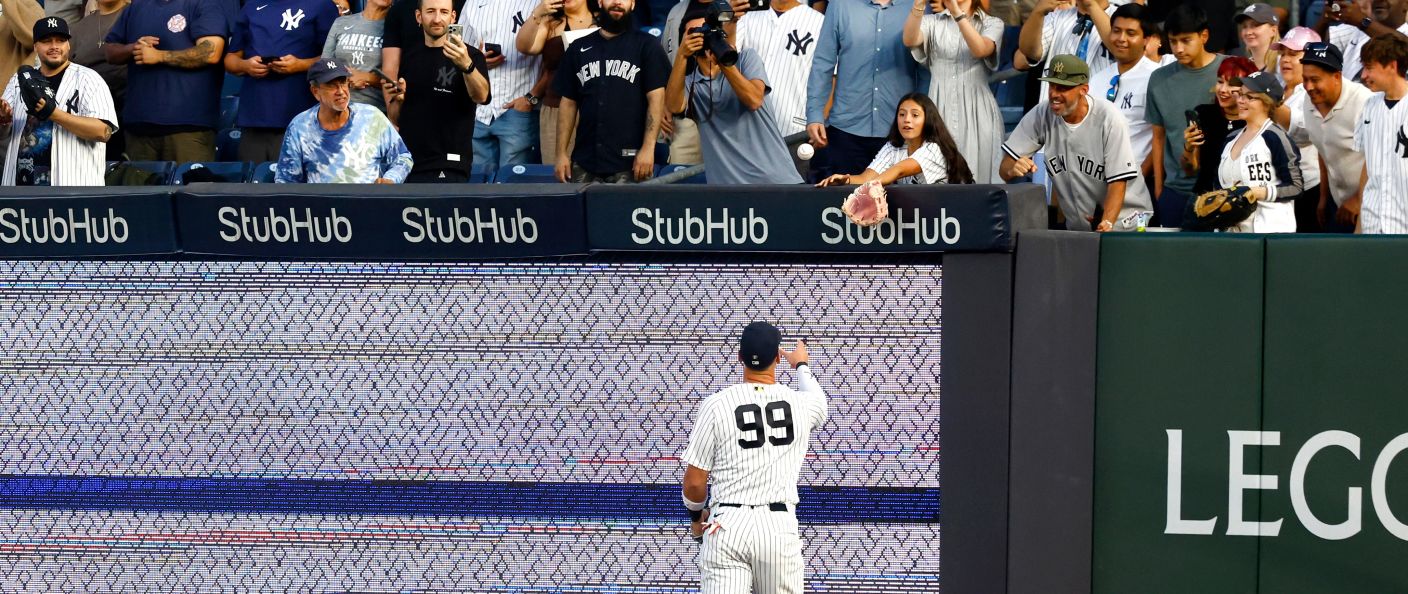 Action du match entre les Rockies et les Yankees, au Yankee Stadium.