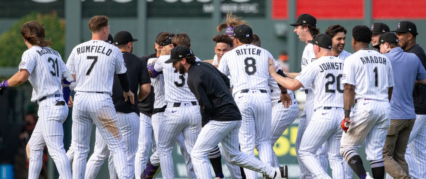 Action du match Rockies - Orioles au Coors Field.