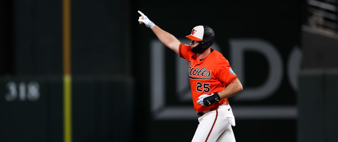 Action du match Orioles - Blue Jays au Oriole Park at Camden Yards.