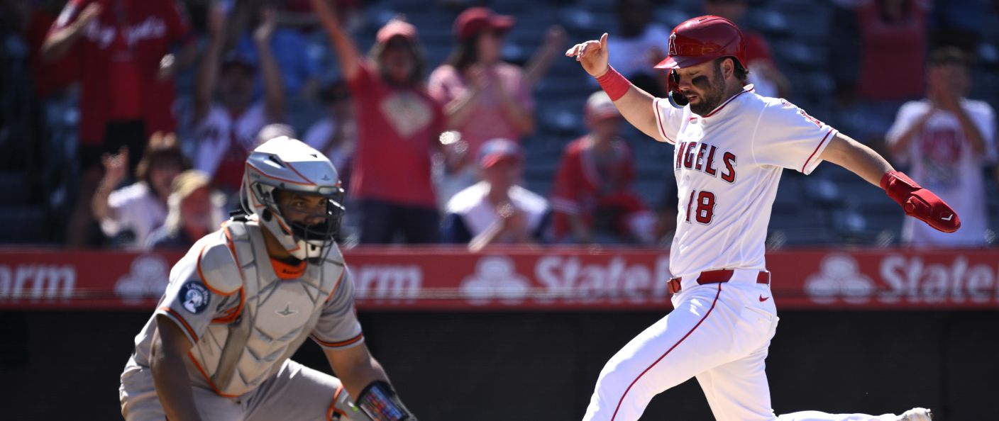 Action du match Angels - Orioles au Angel Stadium.