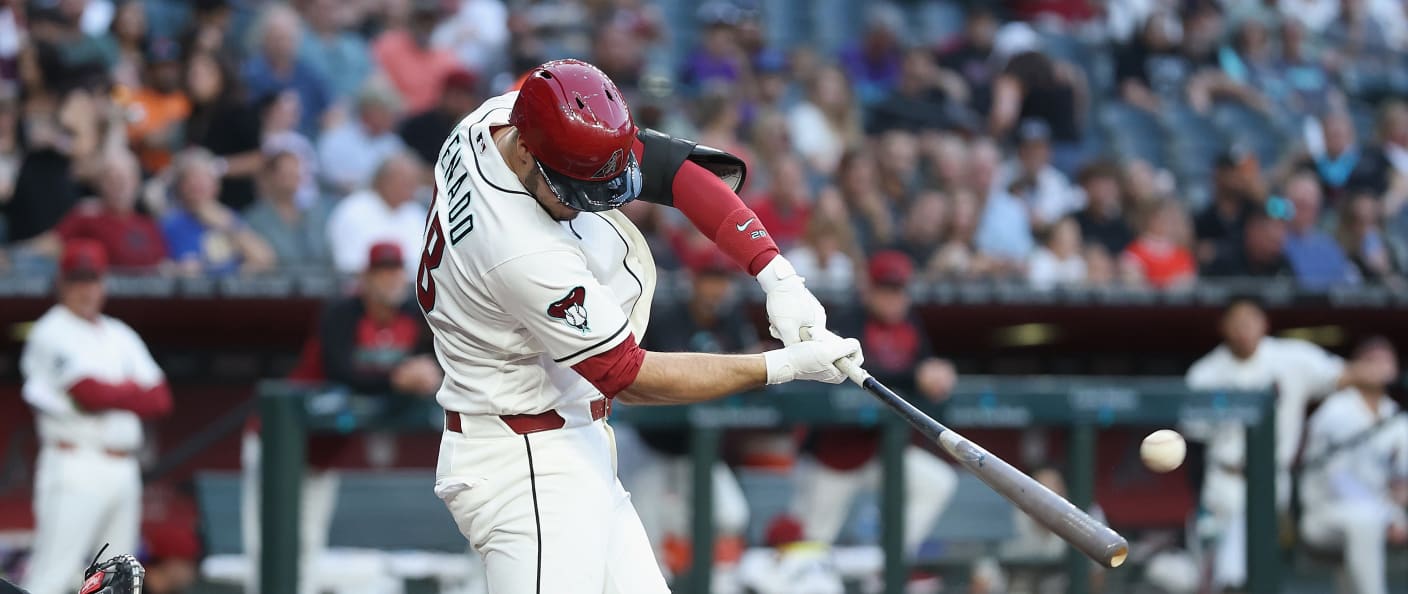 Un frappeur MLB fait contact avec la balle en plein swing.