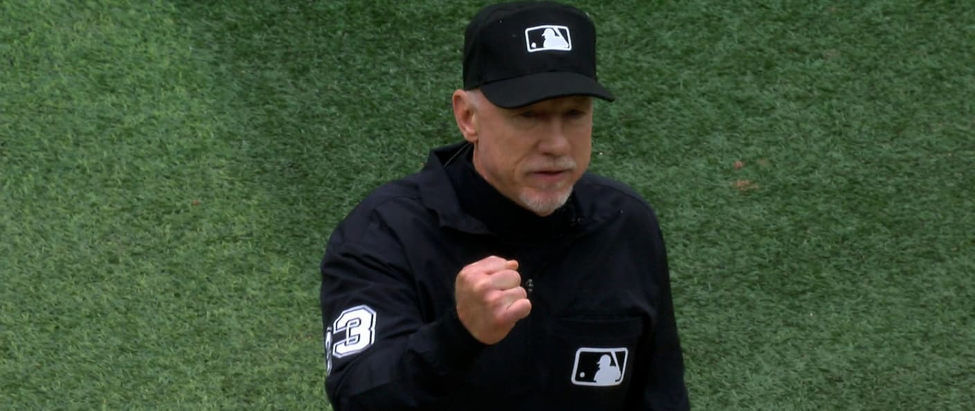 Un arbitre MLB confirme un retrait d'un geste du poing sur le terrain.