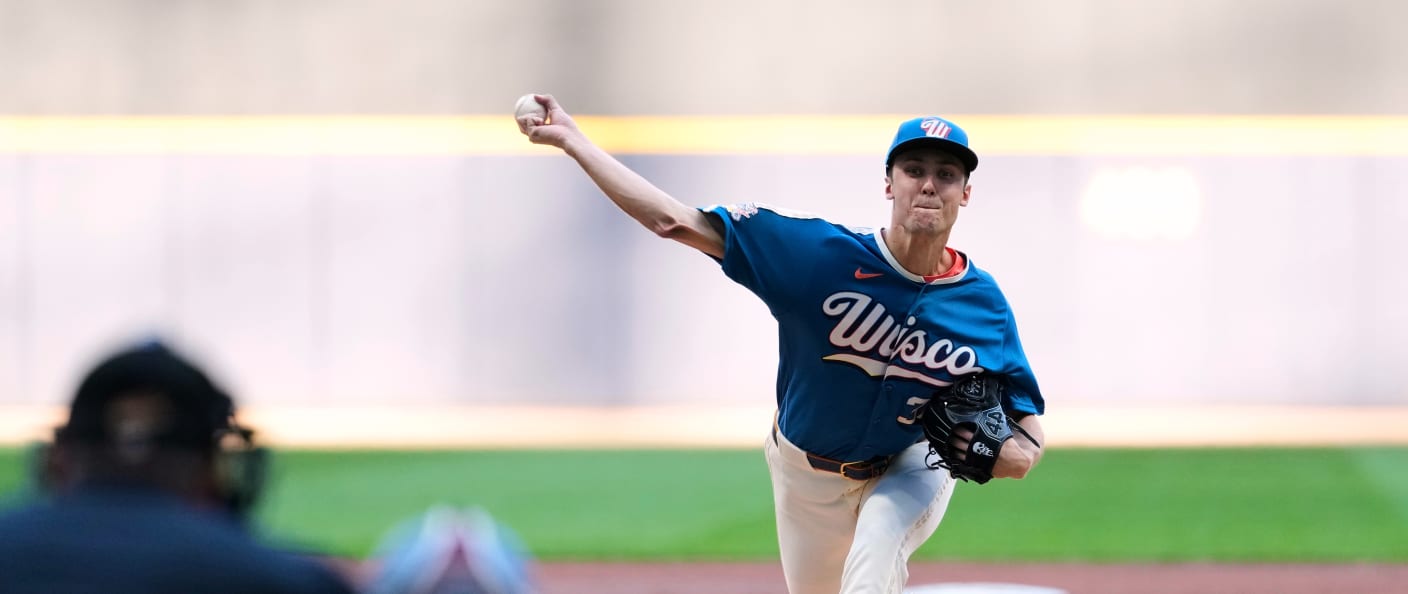 Un lanceur MLB en plein élan, la balle en main, lors d'un lancer.