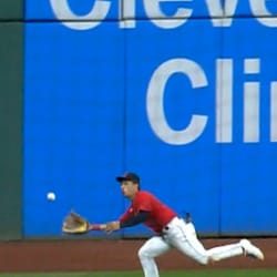 Steven Kwan fully extended to make this insane catch🤯
