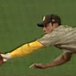 Ha-Seong Kim makes impressive catch in foul territory