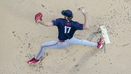 Dylan Floro closes it out, 10/02/2021