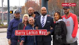 Cincinnati Reds greats Barry Larkin, Eric Davis stop by to help Louisville  Bats