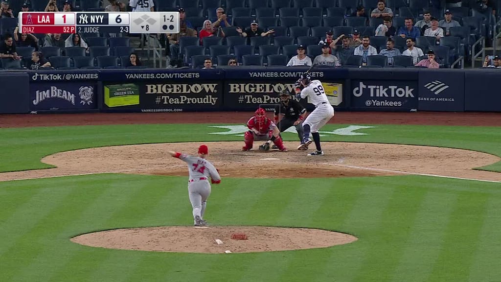 Aaron Judge saluted Yankees fans and offered souvenirs in his