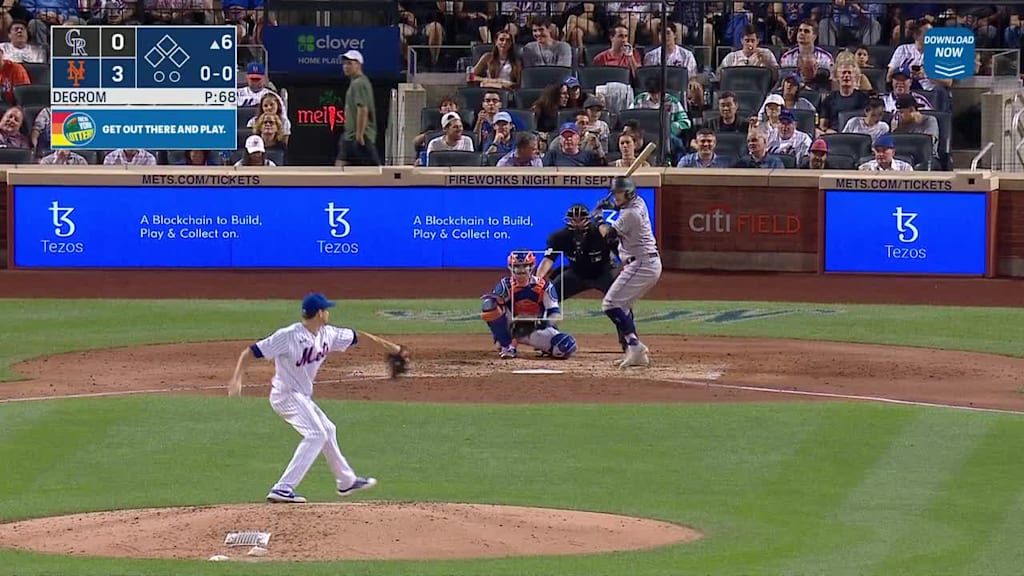 Garrett Hampson Batea Elevadito De Out A Segunda Base Jeff McNeil.