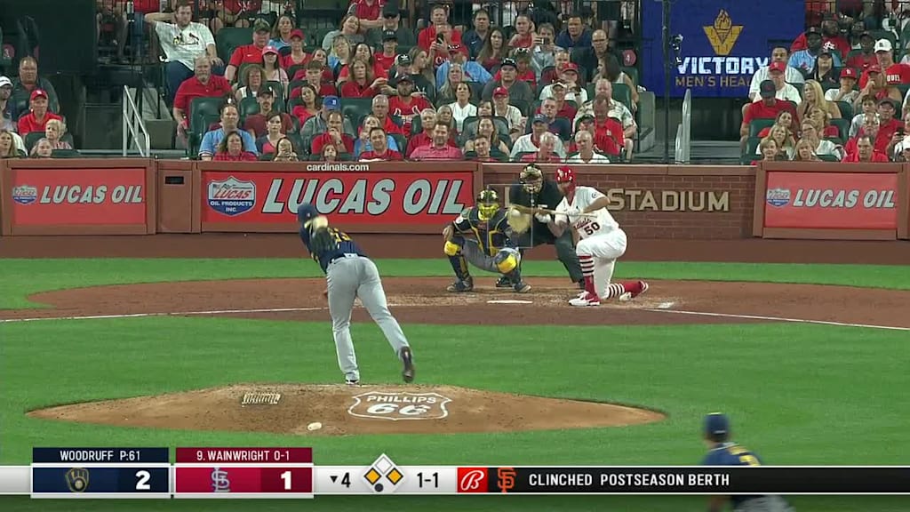 Adam Wainwright bunts in a run, 09/28/2021