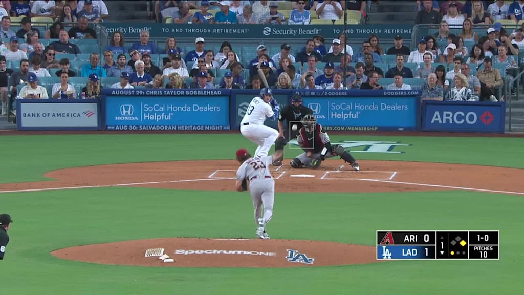 Max Muncy slugs a two-run homer to right field | 08/28/2023