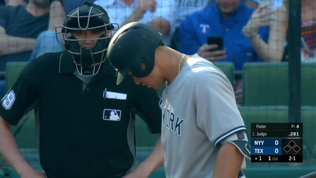 Aaron Judge se embasa por error en tiro de campo corto Jurickson Profar.