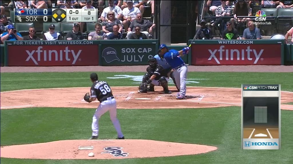 Edwin Encarnacion pega doble (17) con línea fuerte a jardinero central JB Shuck.   Devon Travis anota .  Josh Donaldson out en home con el tiro, jardinero central JB Shuck a segunda base Brett Lawrie a receptor Dioner Navarro.   Edwin Encarnacion a 3ra.