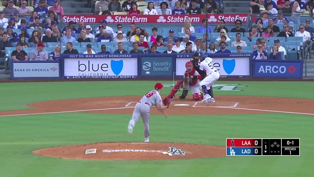 Mookie Betts launches a solo homer to left-center | 07/08