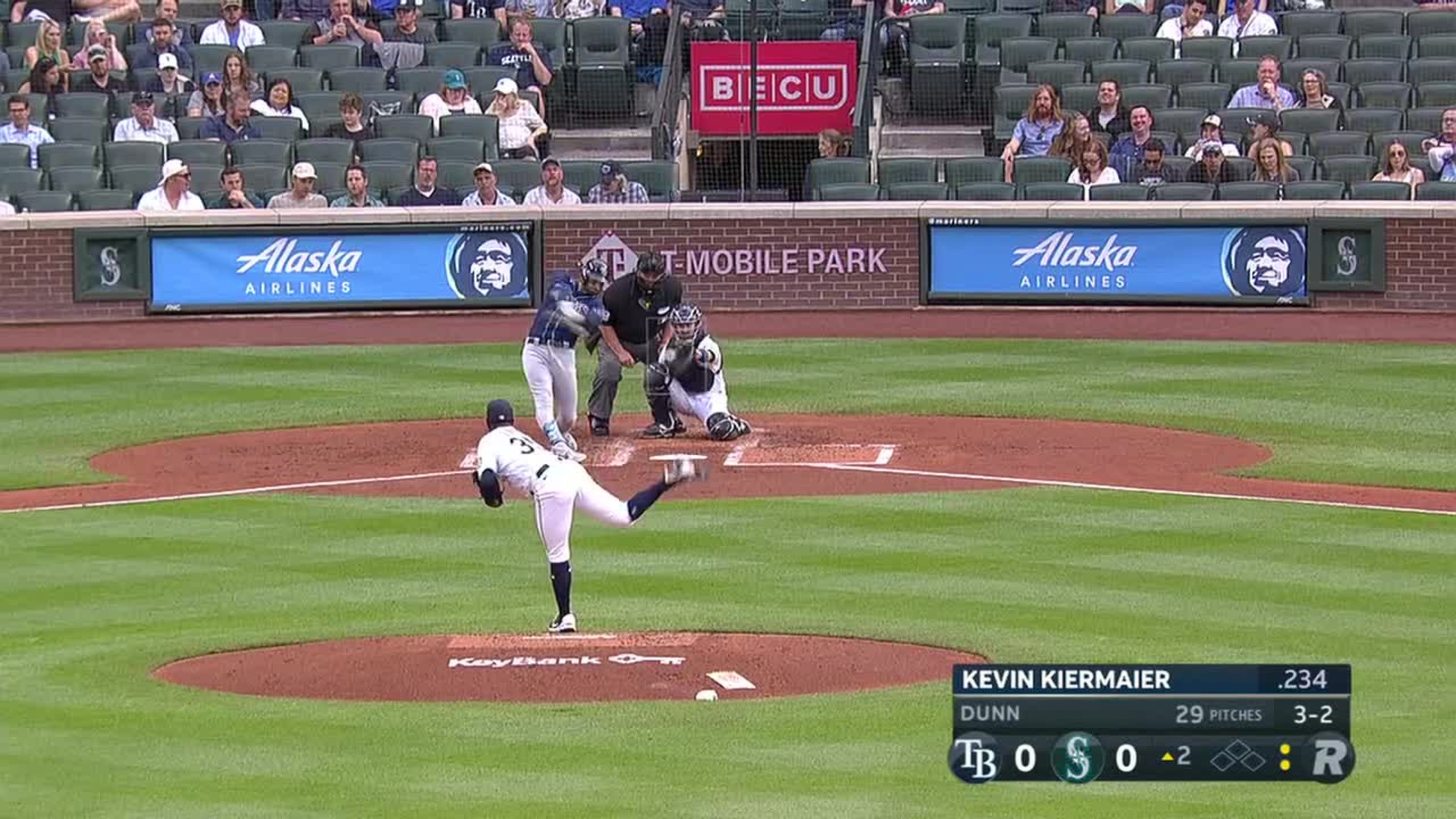Kevin Kiermaier flies out to left fielder Shed Long Jr.