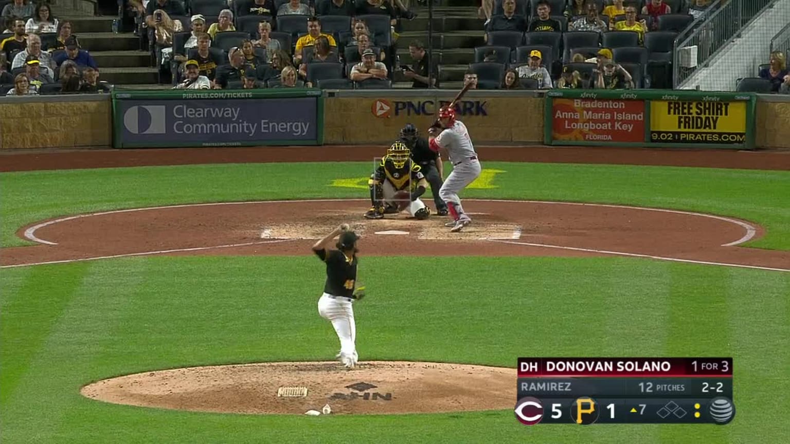 Donovan Solano pega sencillo con rodado a jardinero derecho Greg Allen.