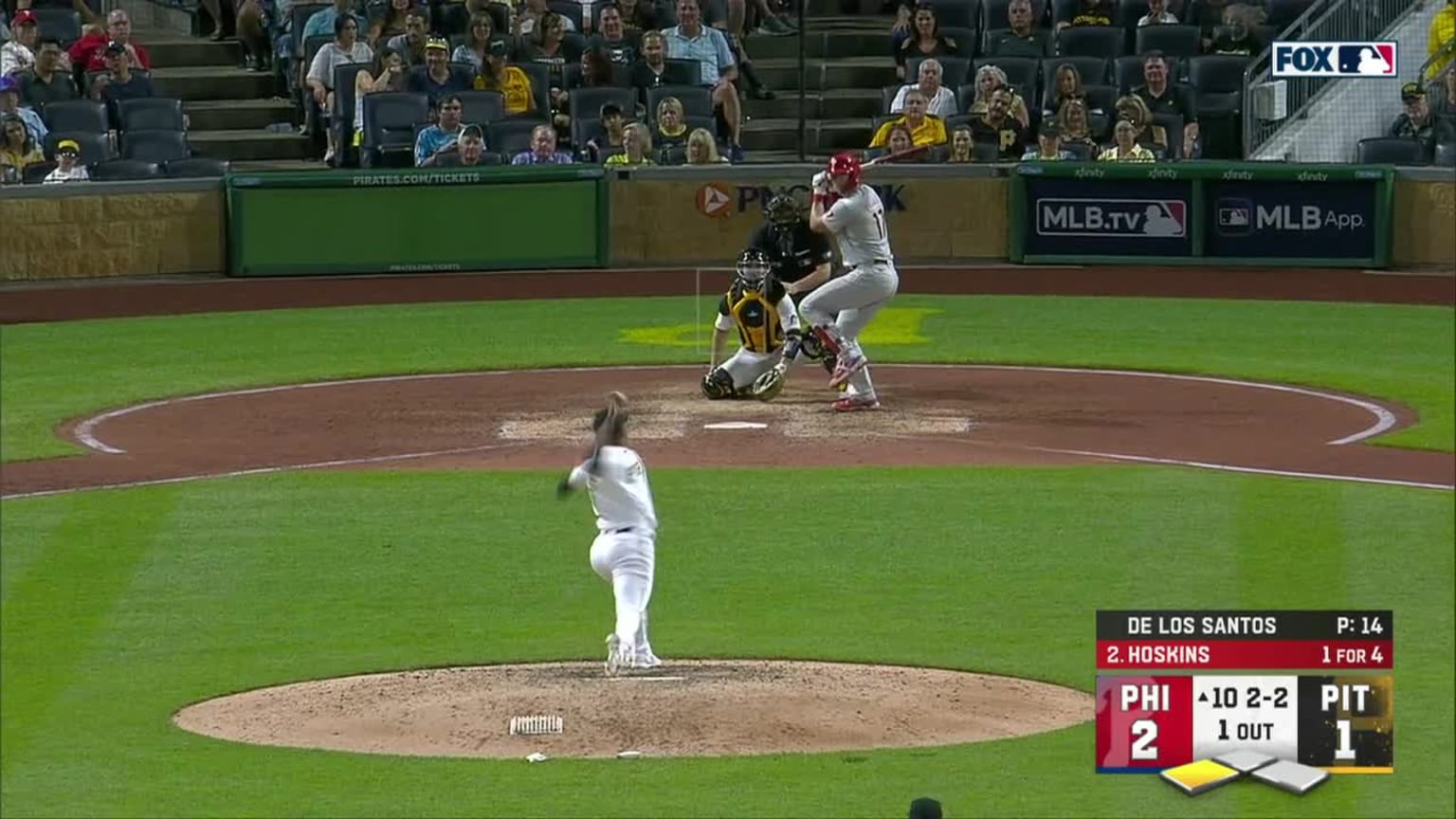 Rhys Hoskins reaches on a fielder's choice out, pitcher Yerry De Los