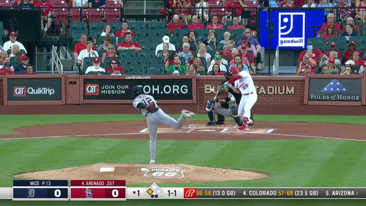 Nolan Arenado batea rodado de out suavemente, lanzador Casey Mize a primera base Miguel Cabrera. | 24/08/2021 | Los Rangers de Texas