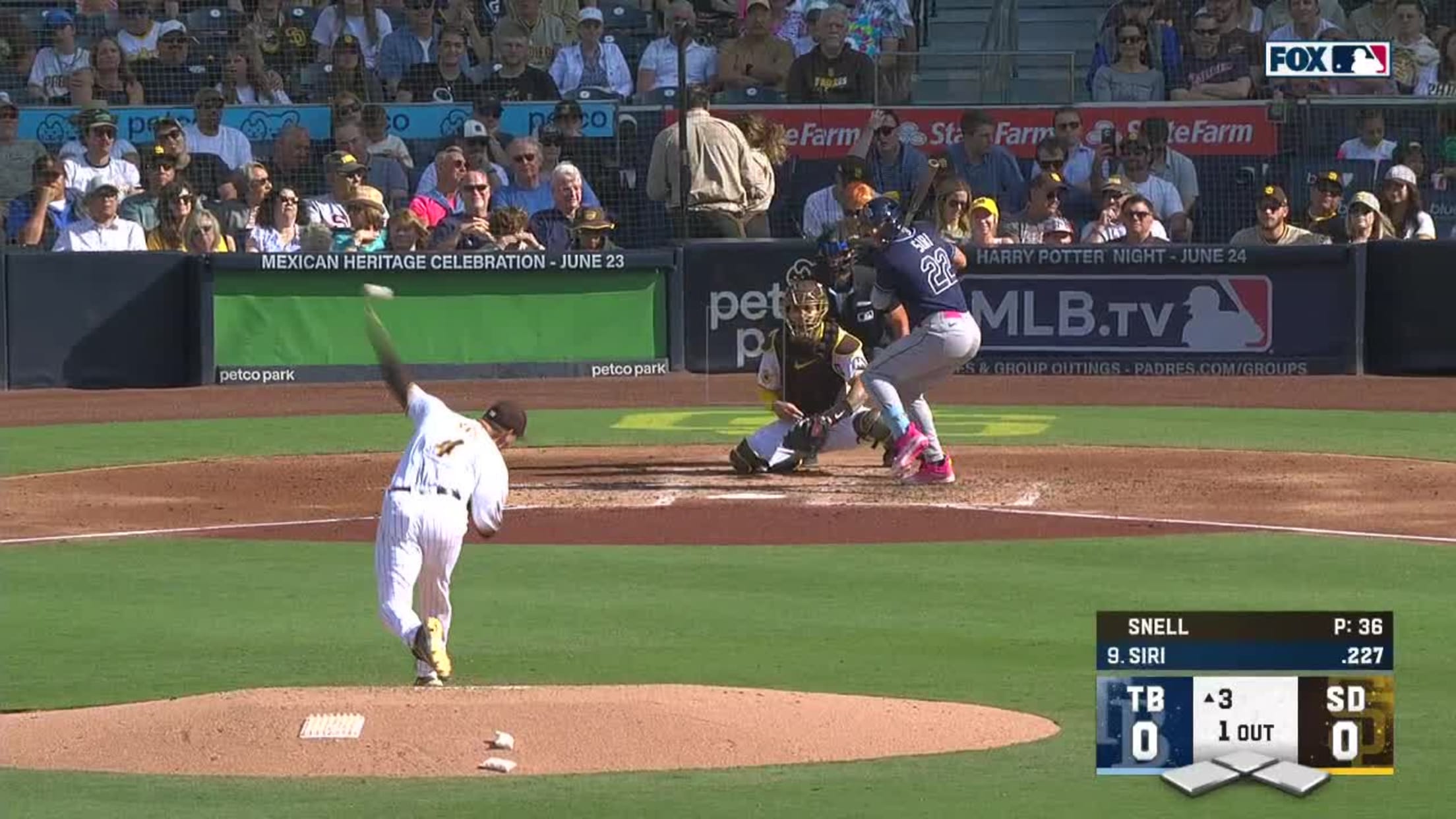 Manny Machado's backhanded stop, 06/17/2023