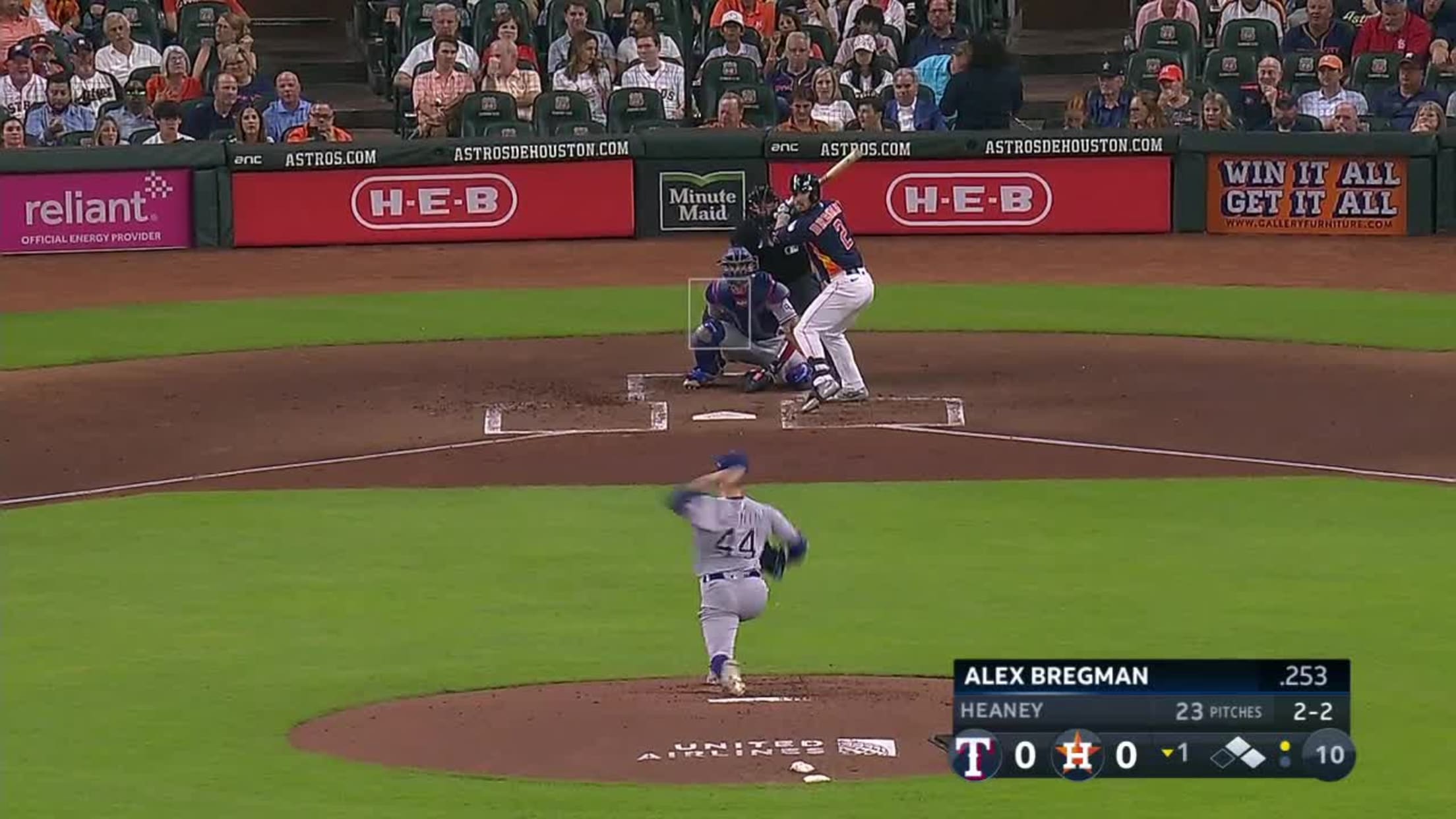 Bregman reaches, driving in Peña, 08/11/2023