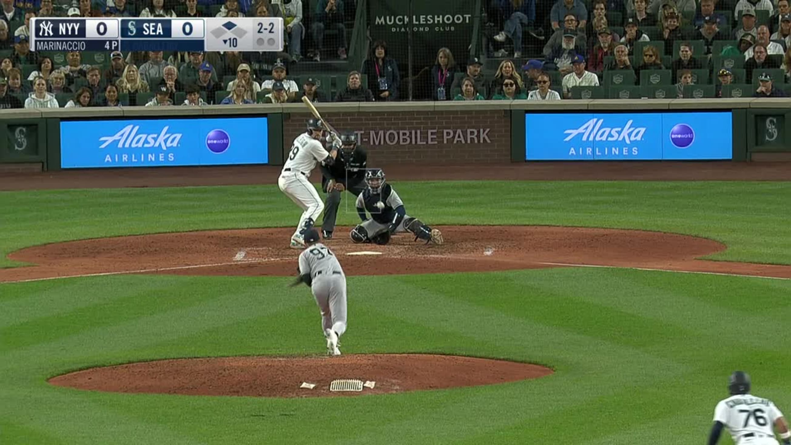 Highlight] Cal Raleigh and the Mariners walk-off the Yankees. : r