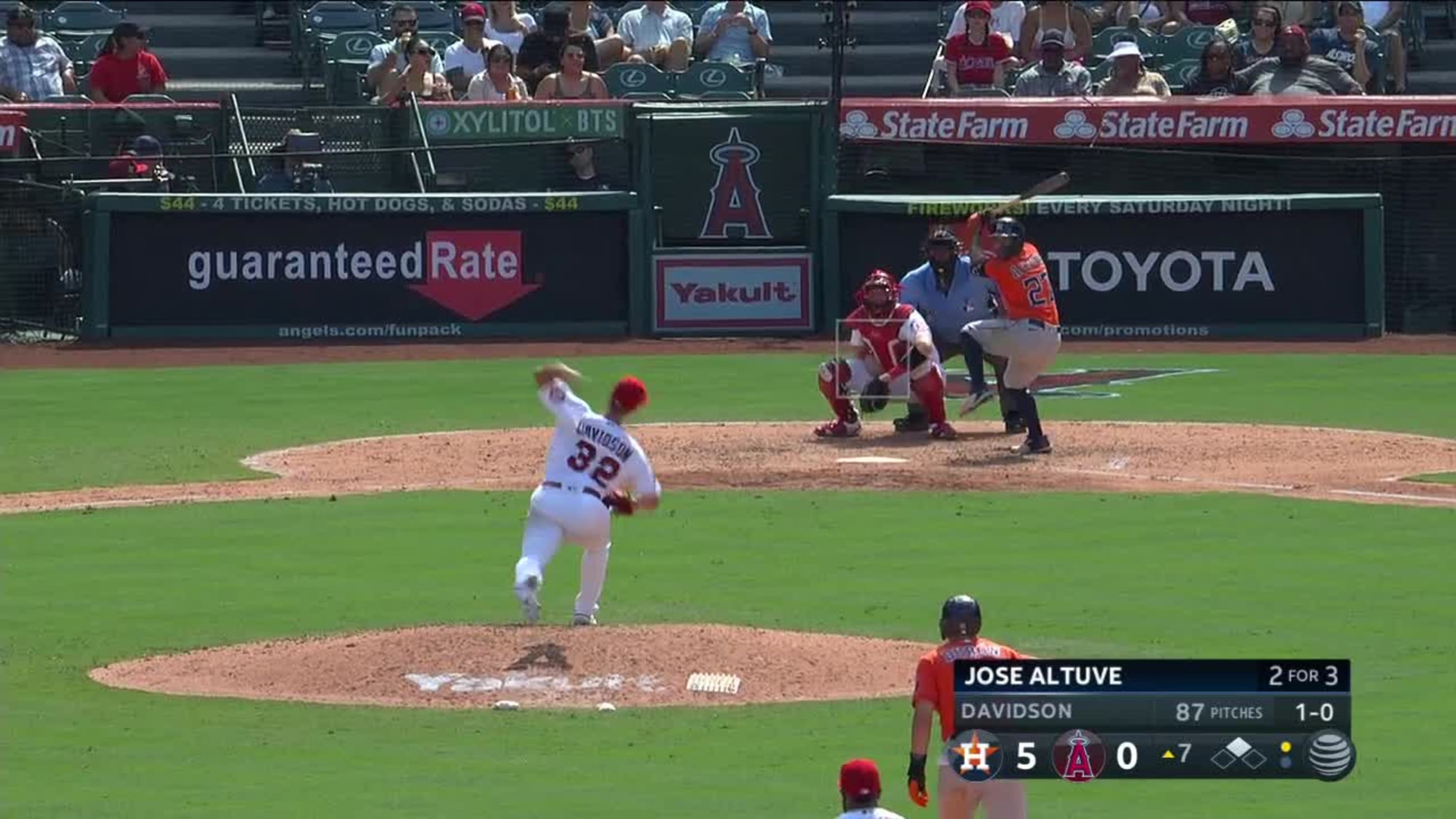 Jose Altuve left no doubt for career home run No. 200. 👏