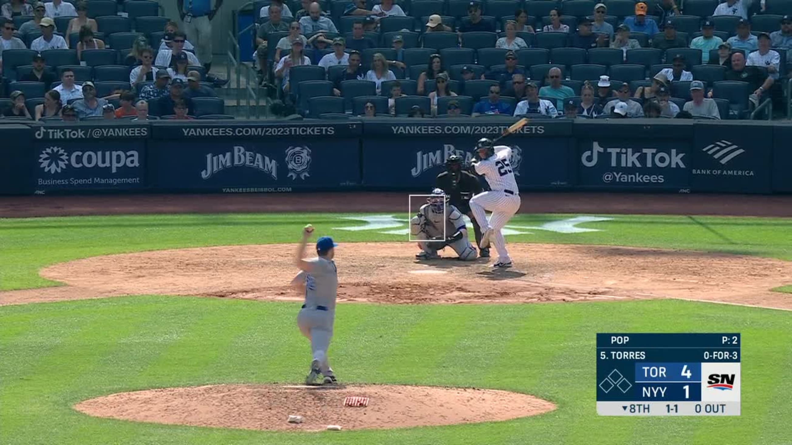 Gleyber Torres launches a solo homer, 04/28/2023