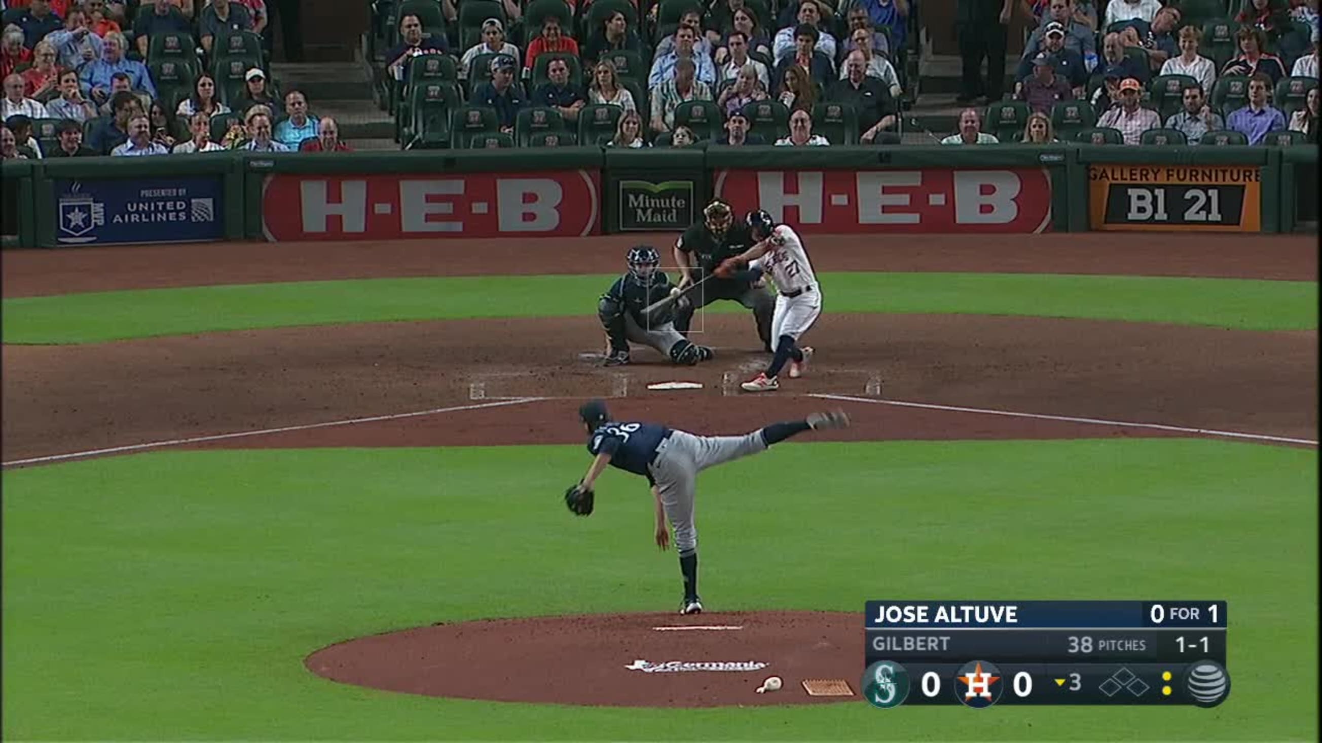 José Altuve clobbers a solo home run as the Astros grab a lead
