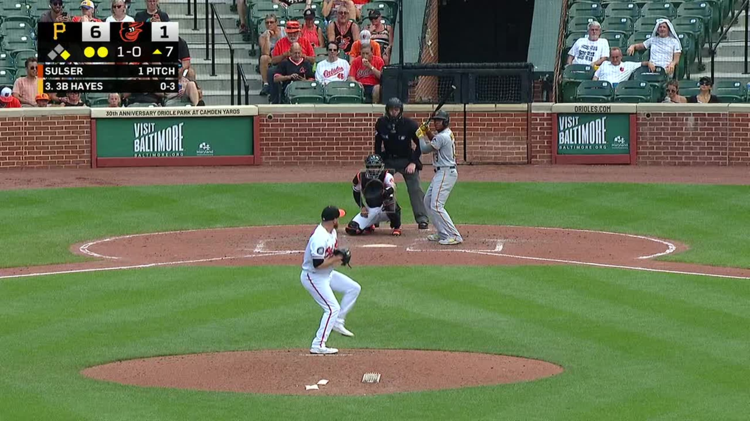 Video: Ke'Bryan Hayes seen eating sunflower seeds during Mets' run-scoring  play