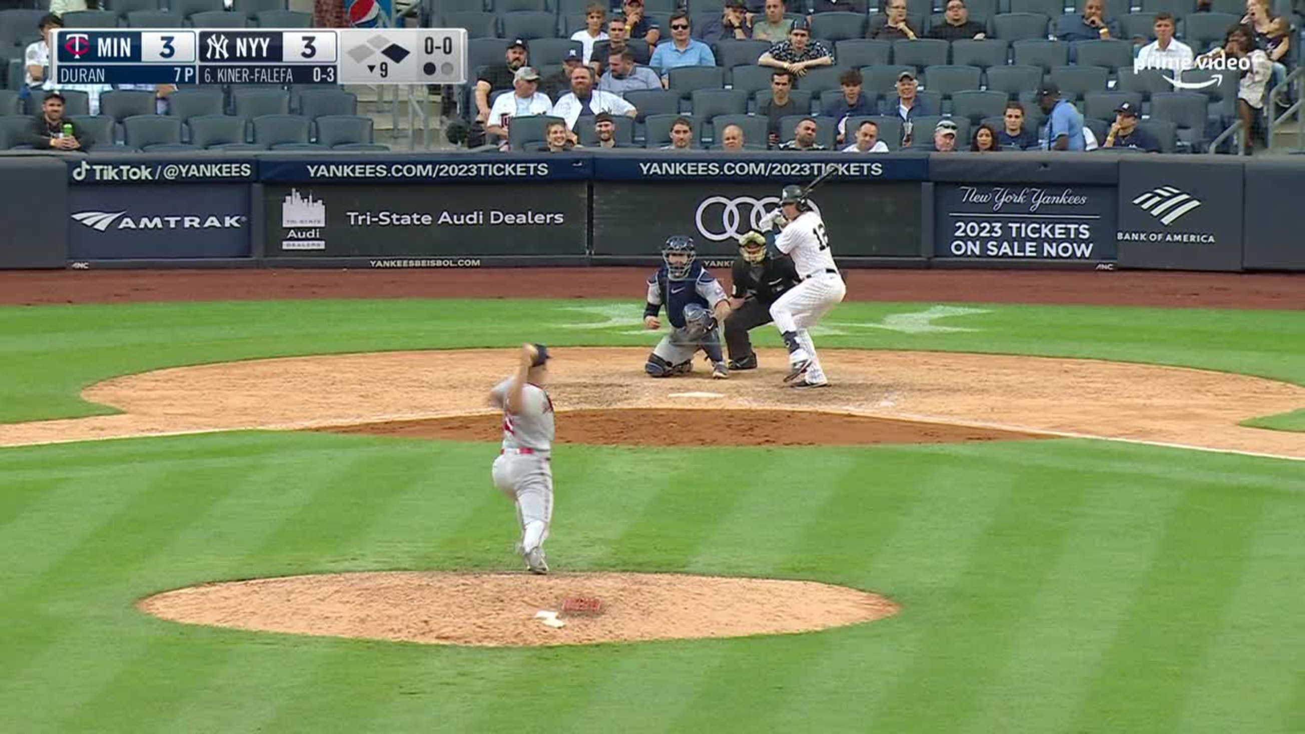 Twins catcher stuns the Yankees with mesmerizing no-look pickoff