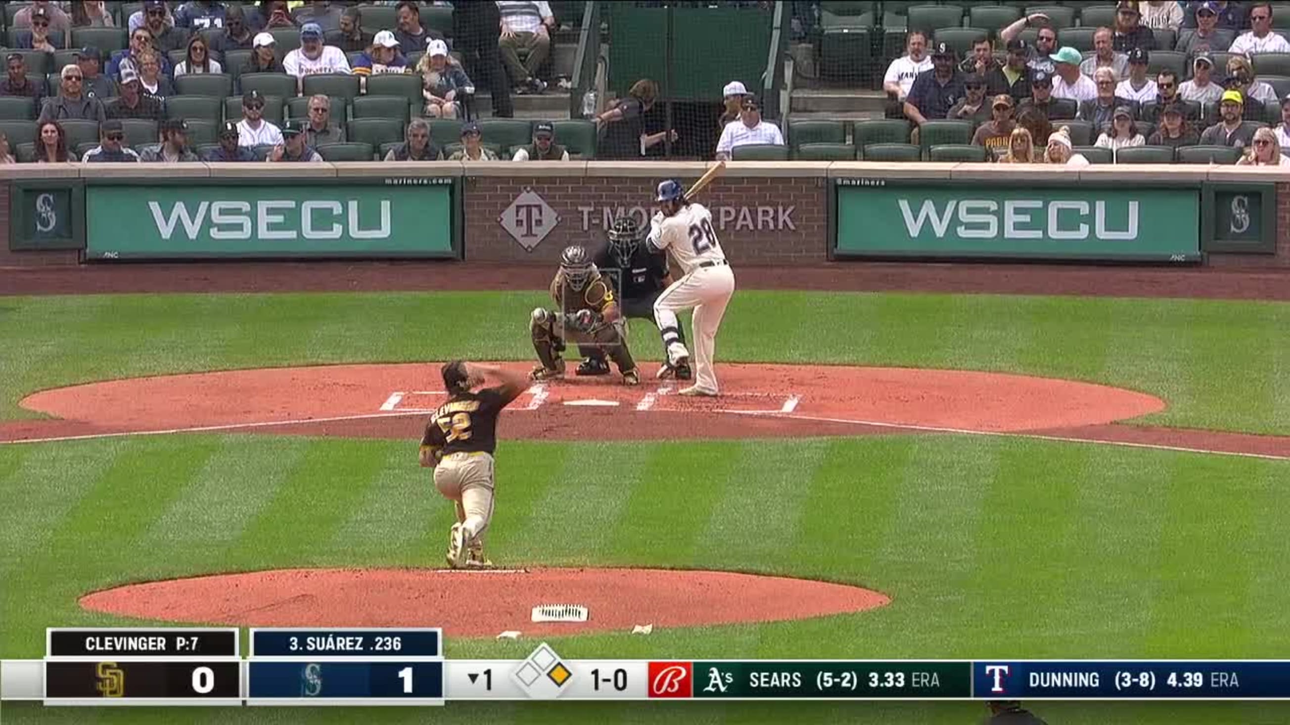 WS2017 Gm2: Seager smashes a go-ahead two-run homer in the 6th