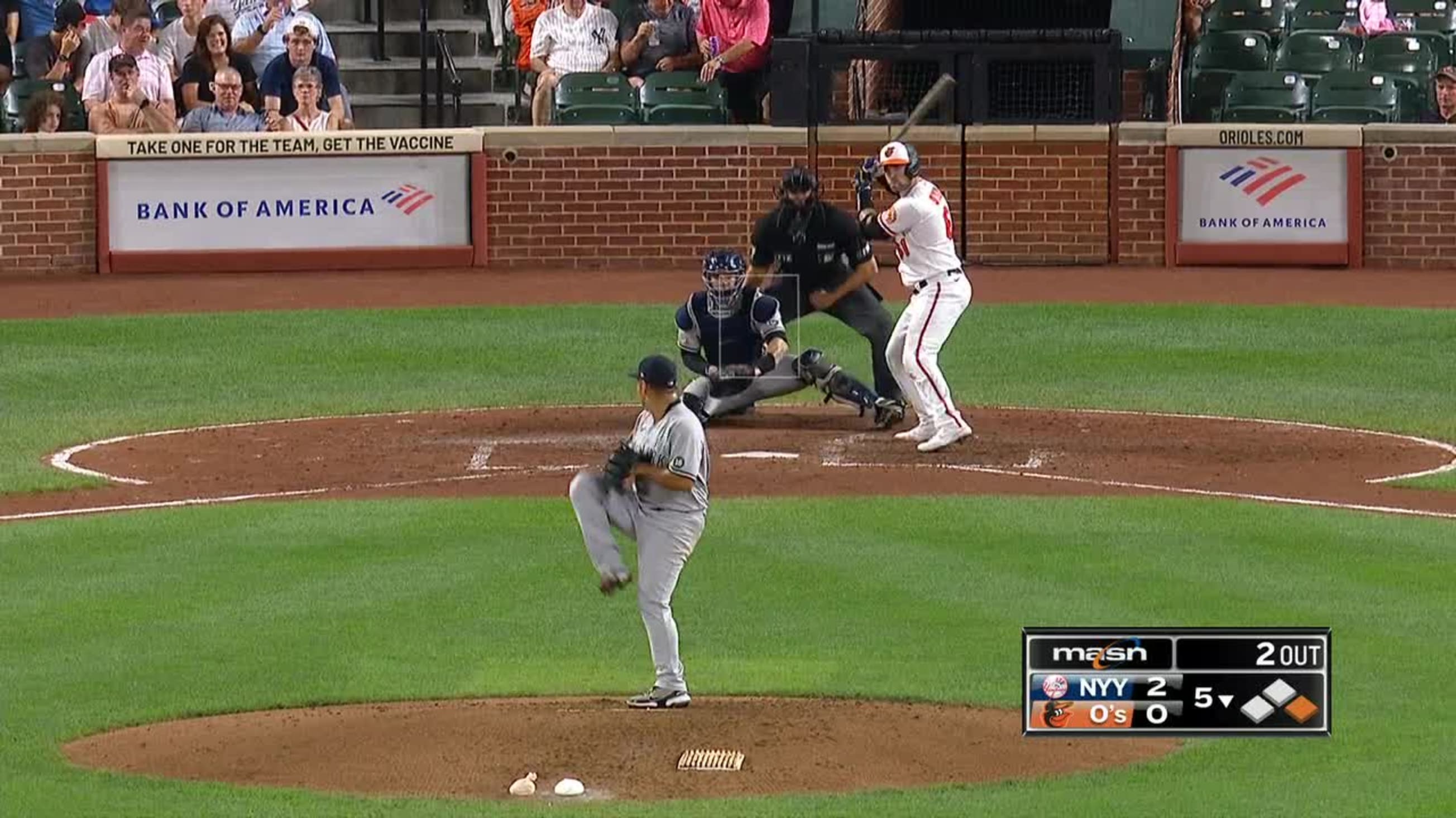 Yankees' Gio Urshela runs full speed to catch foul ball, dives