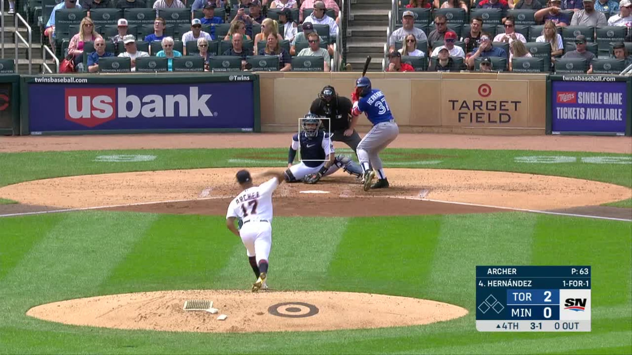 Gio Urshela makes nice snare, 04/19/2023