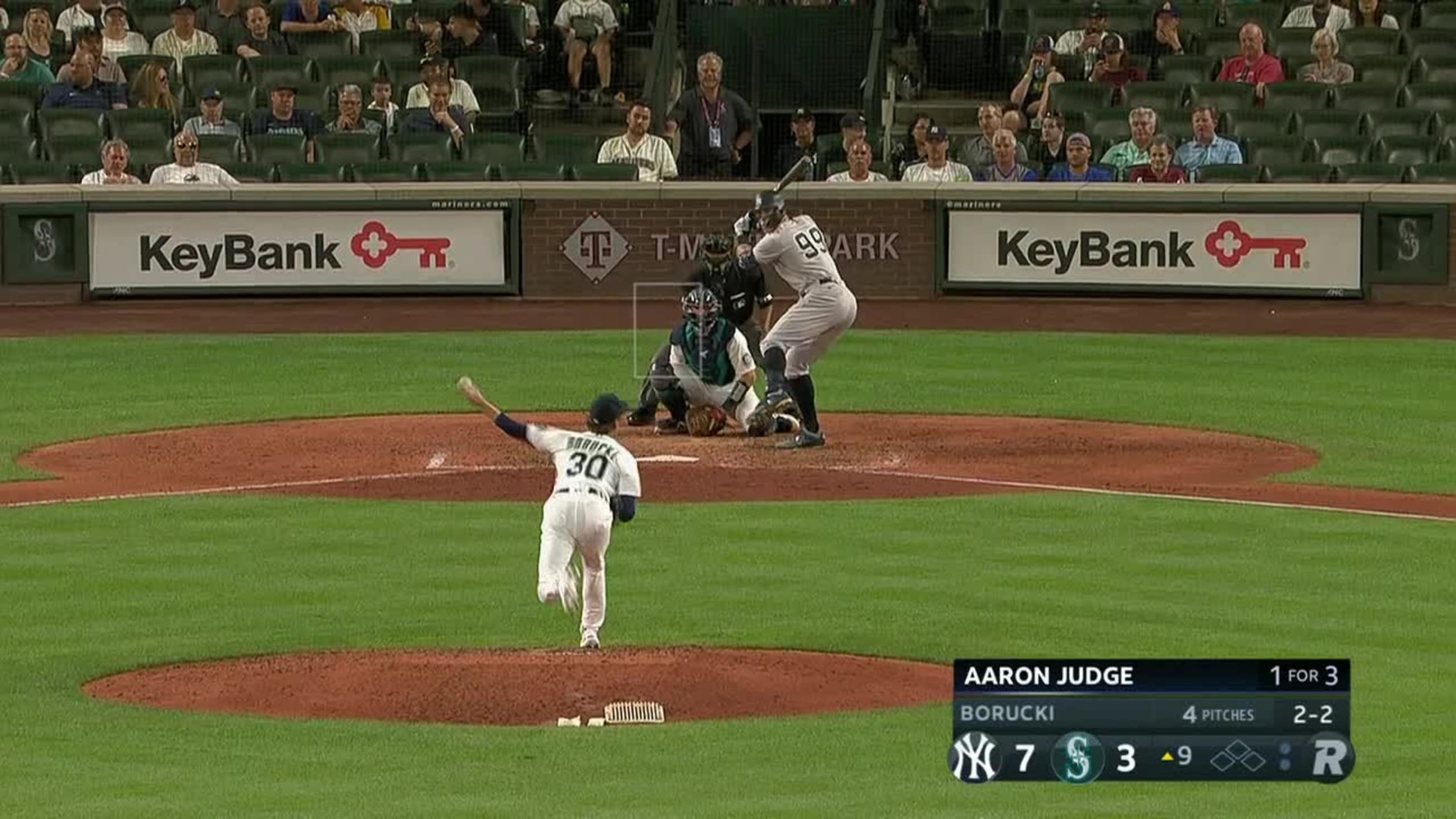 Aaron Judge GOES THE DISTANCE for a 3-run homer at MLB at Field of Dreams!  (Into the cornfield!) 