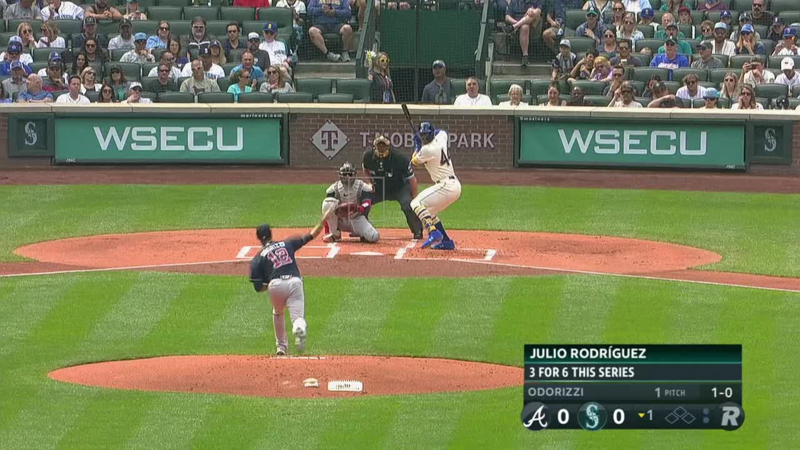 Rodríguez's 1st long ball at home leads M's past A's 7-6