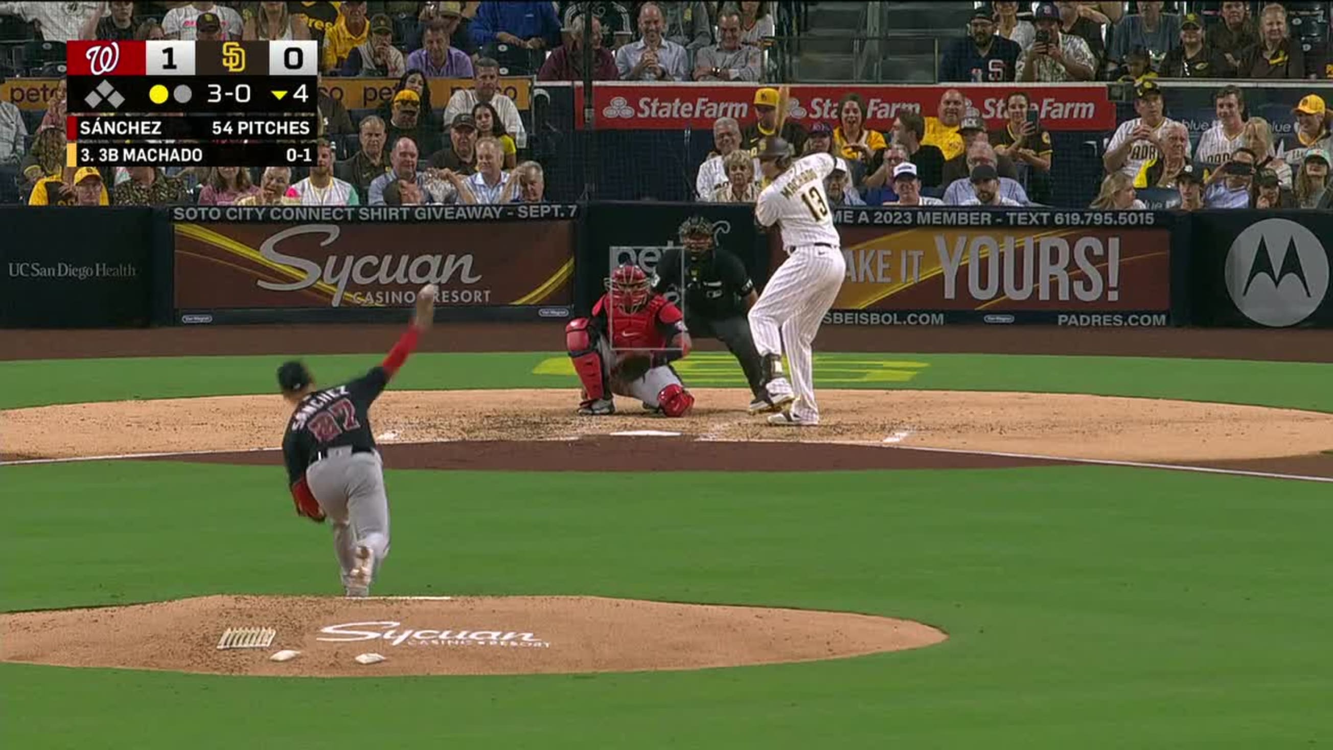 Manny Machado knocks a solo home run to right-center field, extending  D.R.'s lead to 6-0