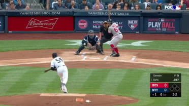 Mookie Betts batea línea de out fuertemente a jardinero central ...