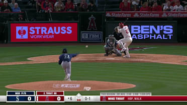 Mike Trout batea elevado de out fuertemente a jardinero izquierdo Randy Arozarena.