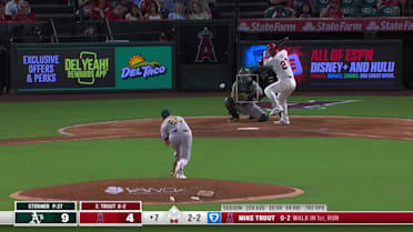 Mike Trout golpeado por lanzamiento.