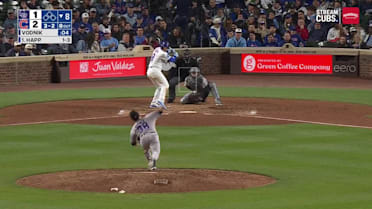 Ian Happ batea rodado de out, segunda base Kyle Farmer a primera base Michael Toglia.