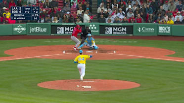 Mickey Moniak batea elevado de out a jardinero derecho Wilyer Abreu.