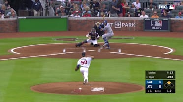 Chris Taylor batea línea de out a campo corto Dansby Swanson. | 05 ...