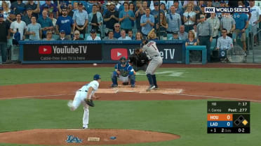 Carlos Correa batea elevado de out a jardinero derecho Yasiel Puig ...