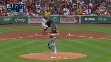 David Hamilton pega sencillo con rodado suave a segunda base Colt Keith.   David Hamilton a 2da.  David Hamilton avanza a la 2da, on error en tiro de segunda base Colt Keith.